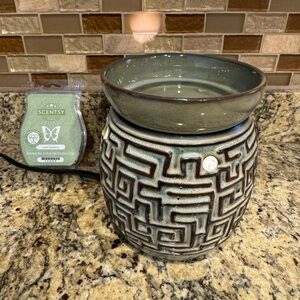 Scentsy Full Size Wax Warmer Labyrinth Green Maze and 1 Scentsy Bar with light